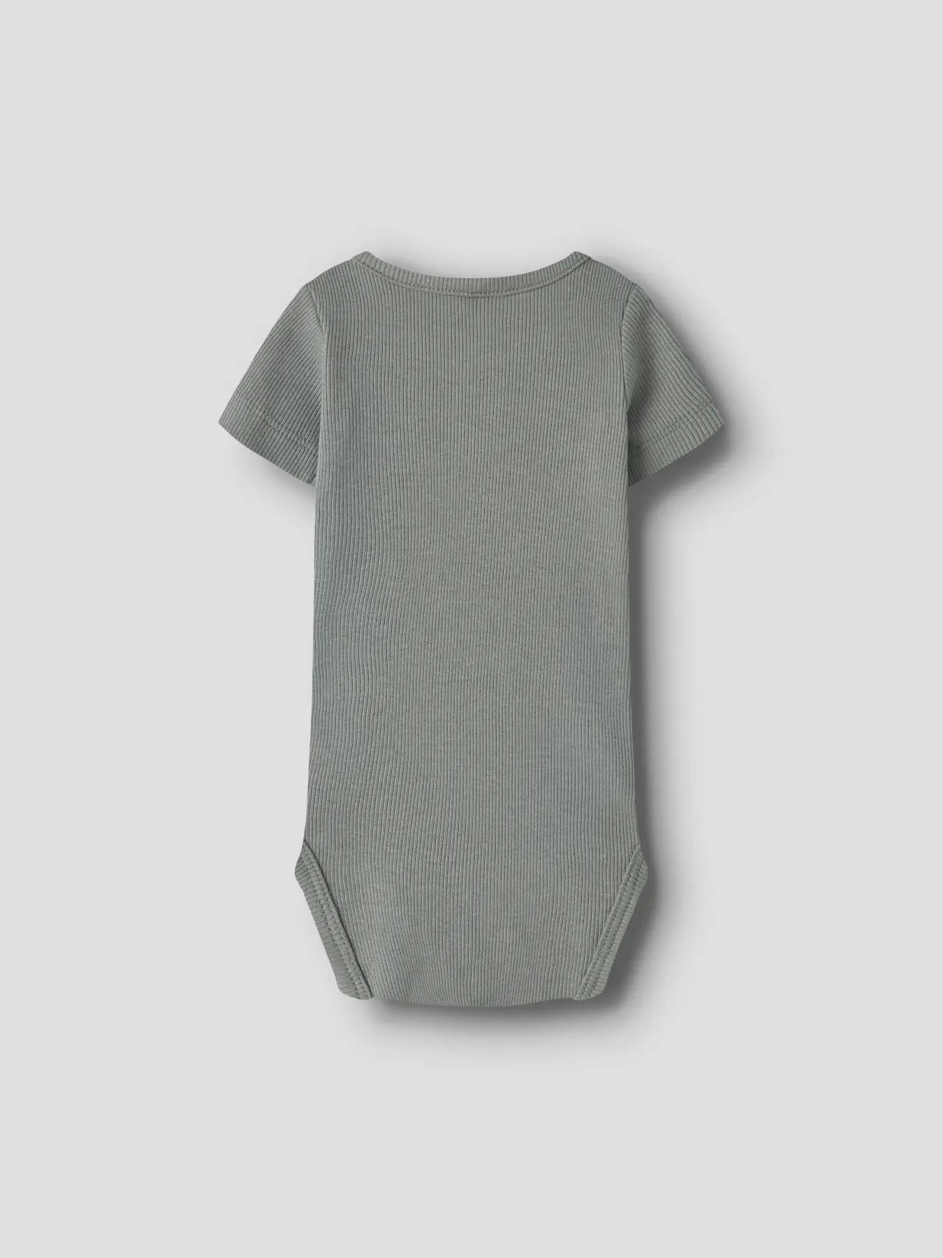 Baby Kurzarm Body aus weicher Baumwolle in salbeigrün, erhältlich bei Bärechind Winterthur Zürich Schweiz.