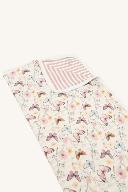 Wendedecke für Babys aus  Bambus Viskose  mit Blumen und Streifenmuster in Rosa