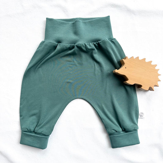 Die Babyhose aus weichem Material in Salbeigrün bietet viel Bewegungsfreiheit und ist im Bärechind Winterthur erhältlich.