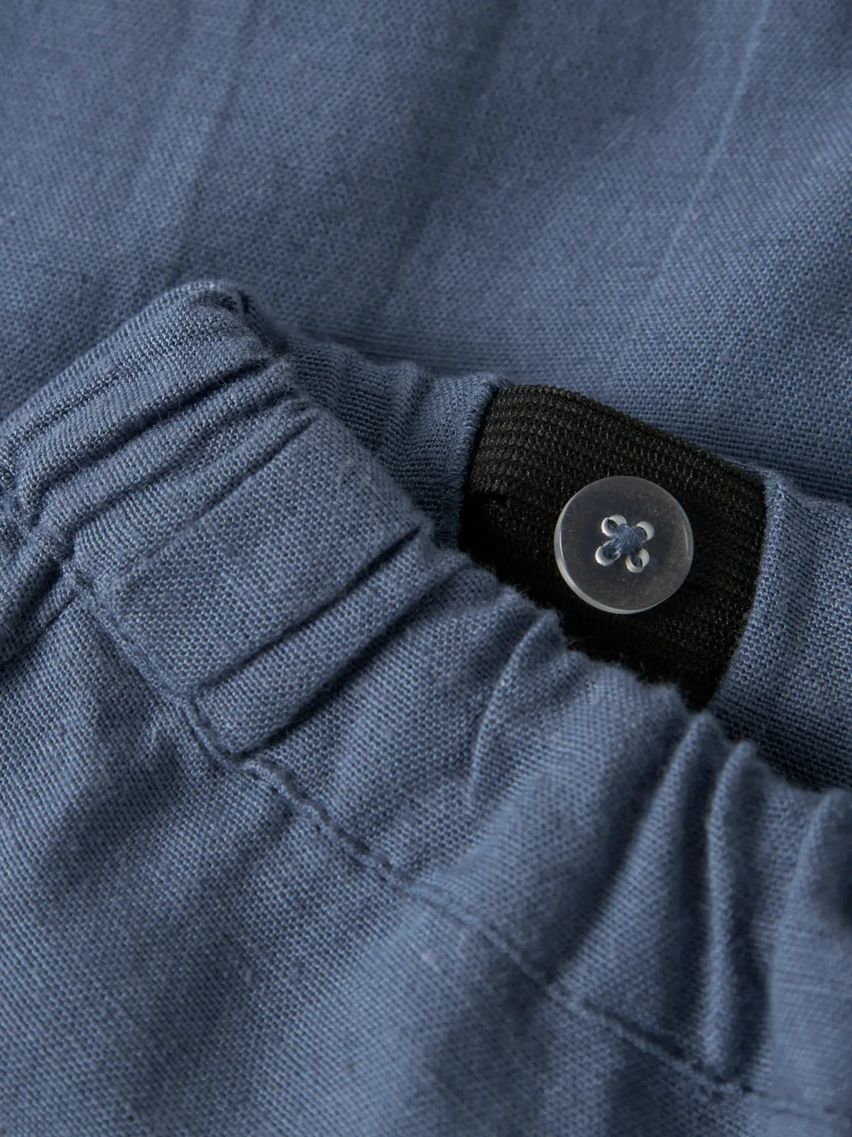 Detail elastischer Bund Babyhose aus Baumwolle in Blau zu kaufen im Bärechind Winterthur Zürich Schweiz.