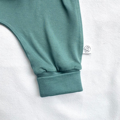 Detailaufnahme des Beinbündchens der salbeigrünen Babyhose mit bequemer Passform. Erhältlich im Bärechind Winterthur.