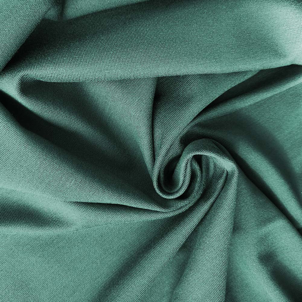 Detailaufnahme des weichen Stoffes der salbeigrünen Babyhose. Erhältlich im Bärechind Winterthur.