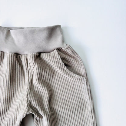 Babyhose aus Cordnicky-Stoff in Steingrau, weich und bequem, handgemacht von Raketenkind im Bärechind in Winterthur, Zürich Schweiz.