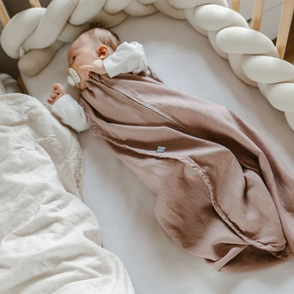 Baby liegt im Leinen Babyschlafsack berry im Bett, Bärechind Winterthur Zürich Schweiz kaufen