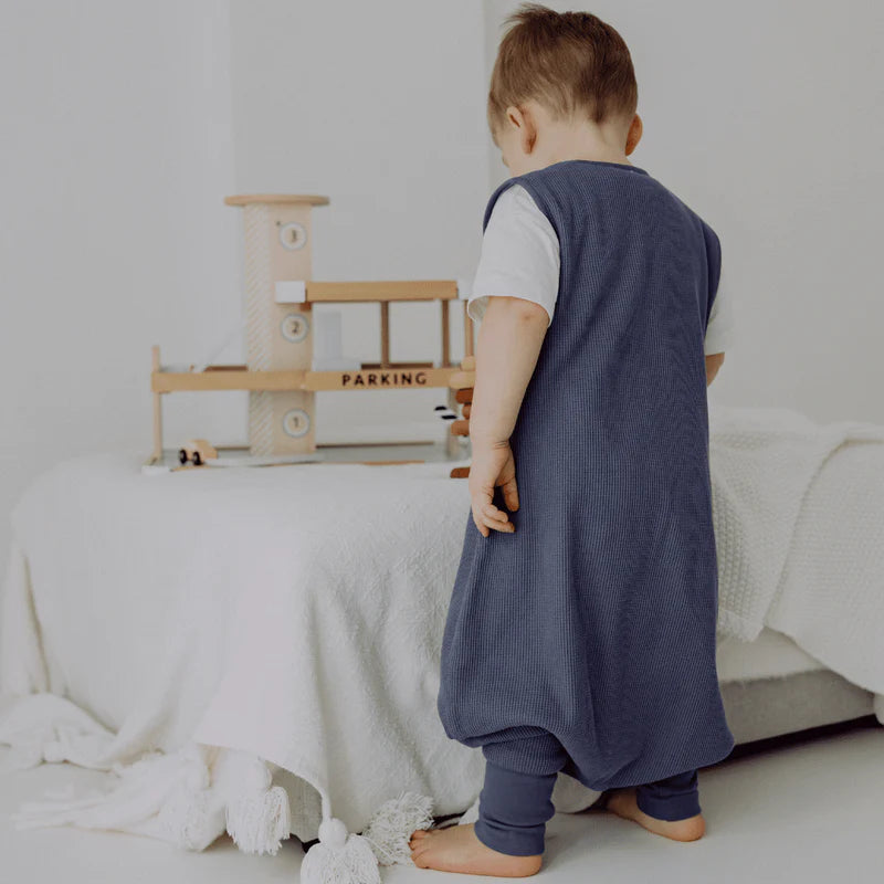 Kind steht im blauen Babyschlafsack mit Füssen Baumwolle, Bärechind Winterthur Zürich Schweiz kaufen