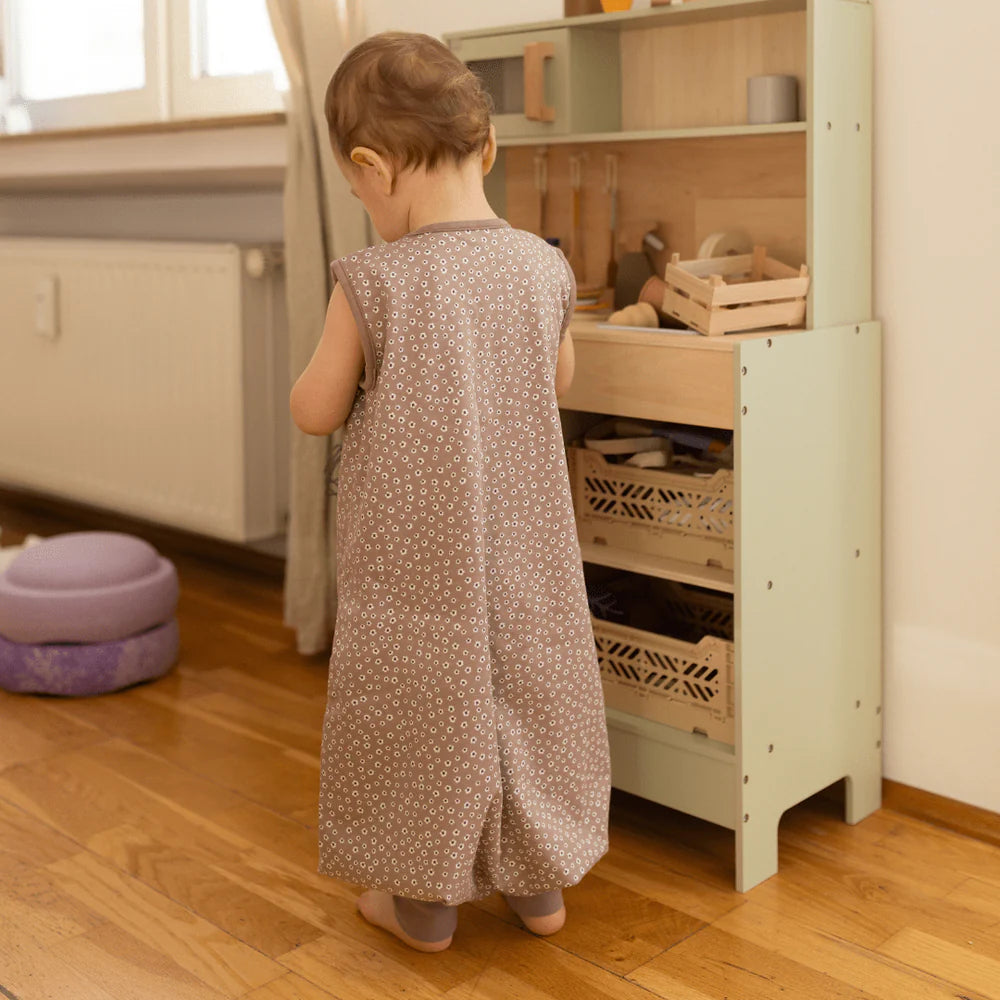 Kind steht im Babyschlafsack mit Füssen Blumen berry Baumwolle, Bärechind Winterthur Zürich Schweiz kaufen