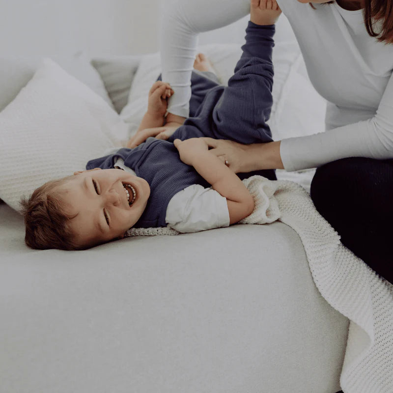 Baby bewegt sich im Babyschlafsack mit Füssen blau, Bärechind Winterthur Zürich Schweiz kaufen
