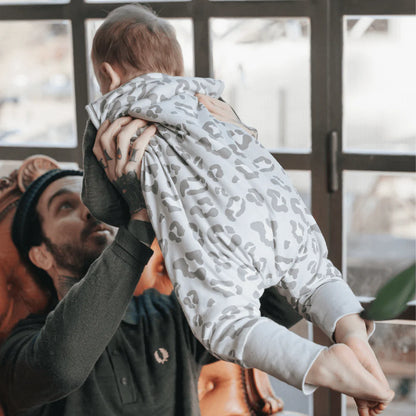 Baby wird getragen im Musselin Babyschlafsack Leo grau, Bärechind Winterthur Zürich Schweiz kaufen