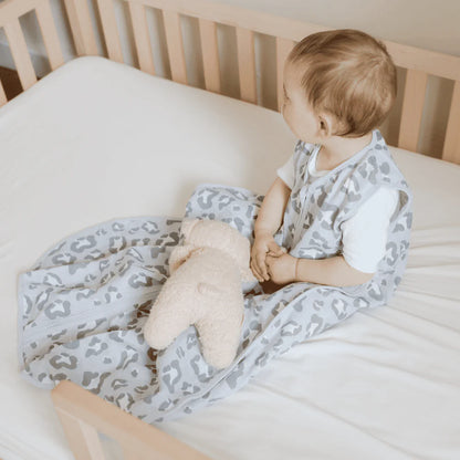 Baby sitzt im Bett mit Muslin Babyschlafsack Leo grau Bio Baumwolle, Bärechind Winterthur Zürich Schweiz kaufen