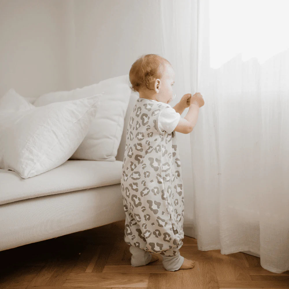Baby steht im Musselin Babyschlafsack Leo grau im Wohnzimmer, Bärechind Winterthur Zürich Schweiz kaufen