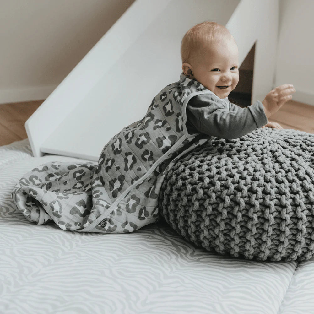 Baby schläft im leichten Muslin Babyschlafsack Leo grau Sommer, Bärechind Winterthur Zürich Schweiz kaufen