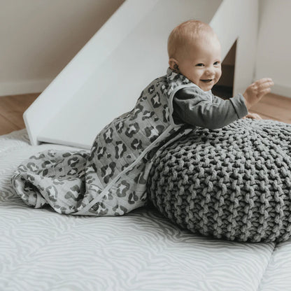 Baby schläft im leichten Muslin Babyschlafsack Leo grau Sommer, Bärechind Winterthur Zürich Schweiz kaufen