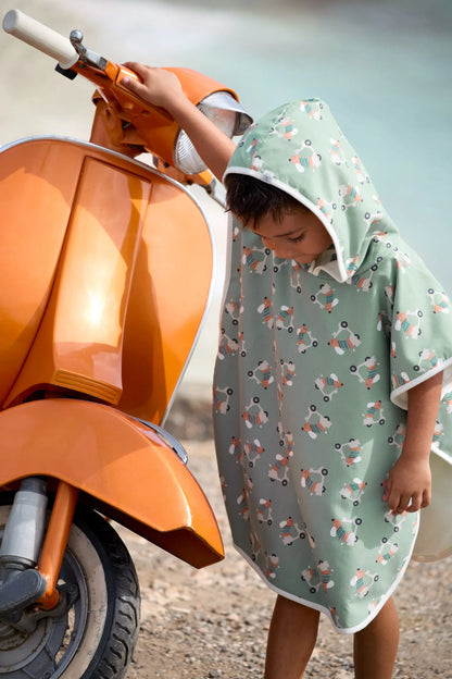 Kind trägt grünen Badeponcho mit Scooter Dog Print von Lässig bei Bärechind Winterthur Zürich Schweiz