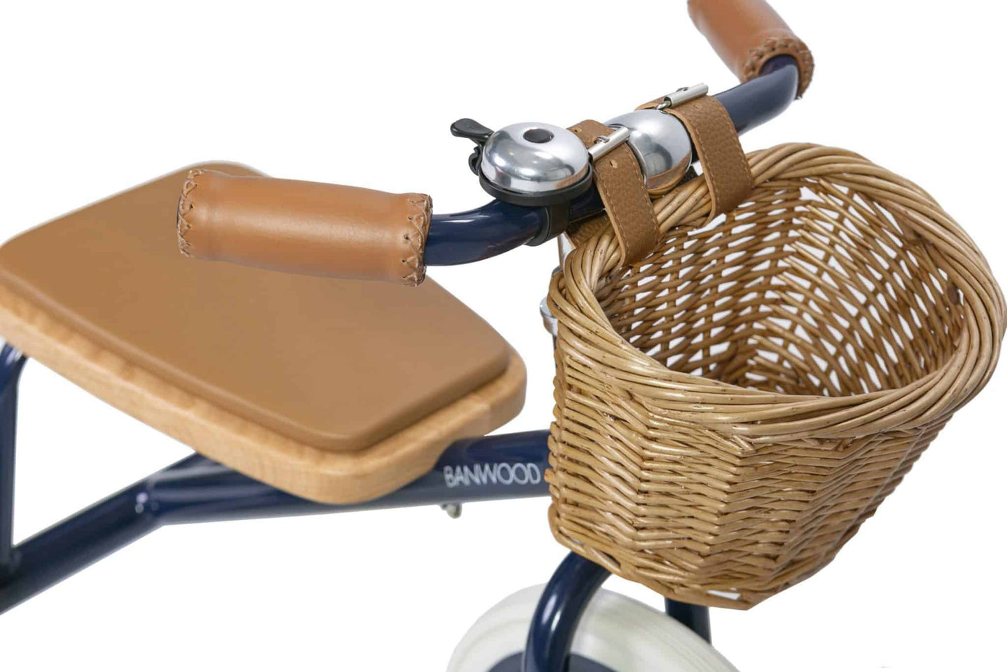 Detailaufnahme vom Weidenkorb und Holzsitz des Banwood Trike