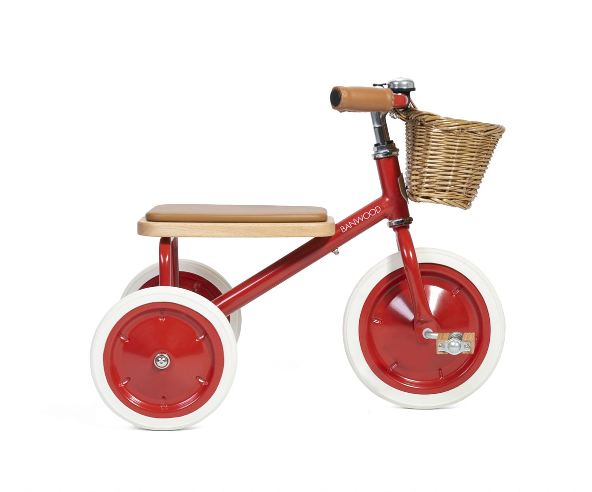 Rotes Banwood Trike Dreirad für Kinder mit Holzsitz und Weidenkorb