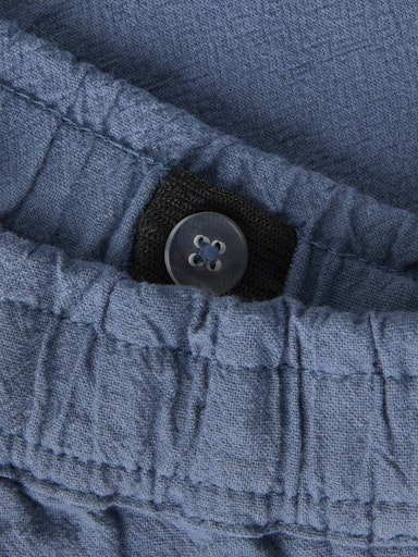 Detailansicht elastischer Bund der leichten Baumwoll Hose in Blau von NAME IT im Kinderladen Bärechind Winterthur Zürich Schweiz kaufen