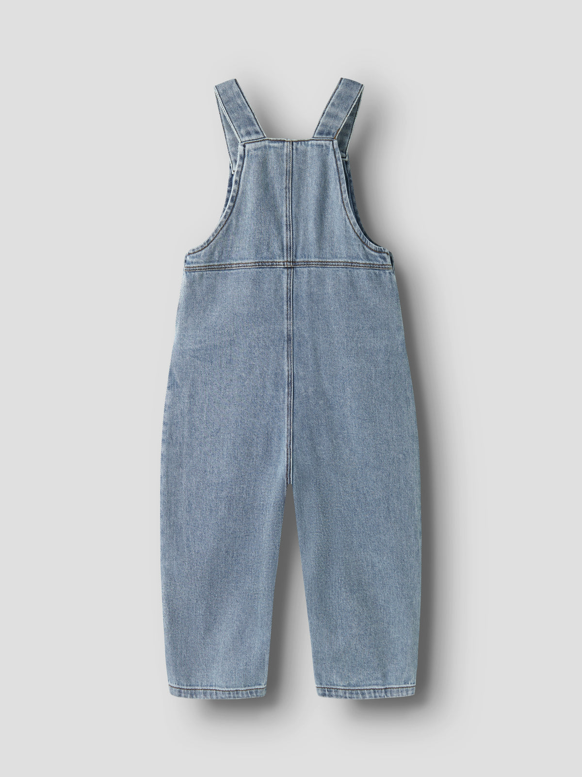 Latzhose mit Loose Fit und kräftigen Waschungen, Rückansicht