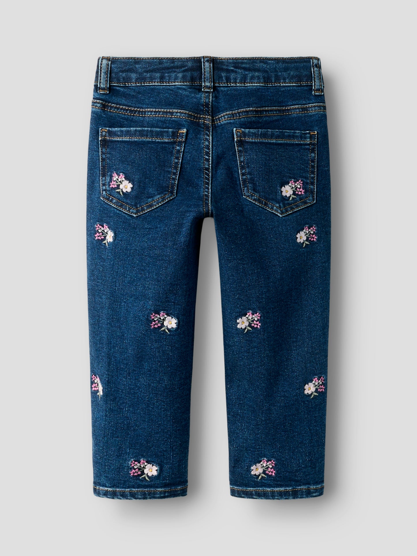 Rückseite der blauen Blumen Jeans im Mum Fit Schnitt von NAME IT mit Stickerei auf den Taschen, im Bärechind Winterthur, Zürich Schweiz zu kaufen.