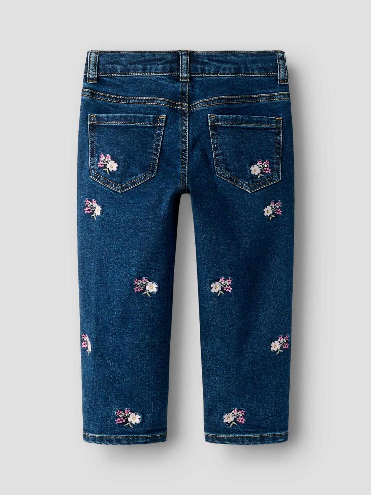 Rückseite der blauen Blumen Jeans im Mum Fit Schnitt von NAME IT mit Stickerei auf den Taschen, im Bärechind Winterthur, Zürich Schweiz zu kaufen.