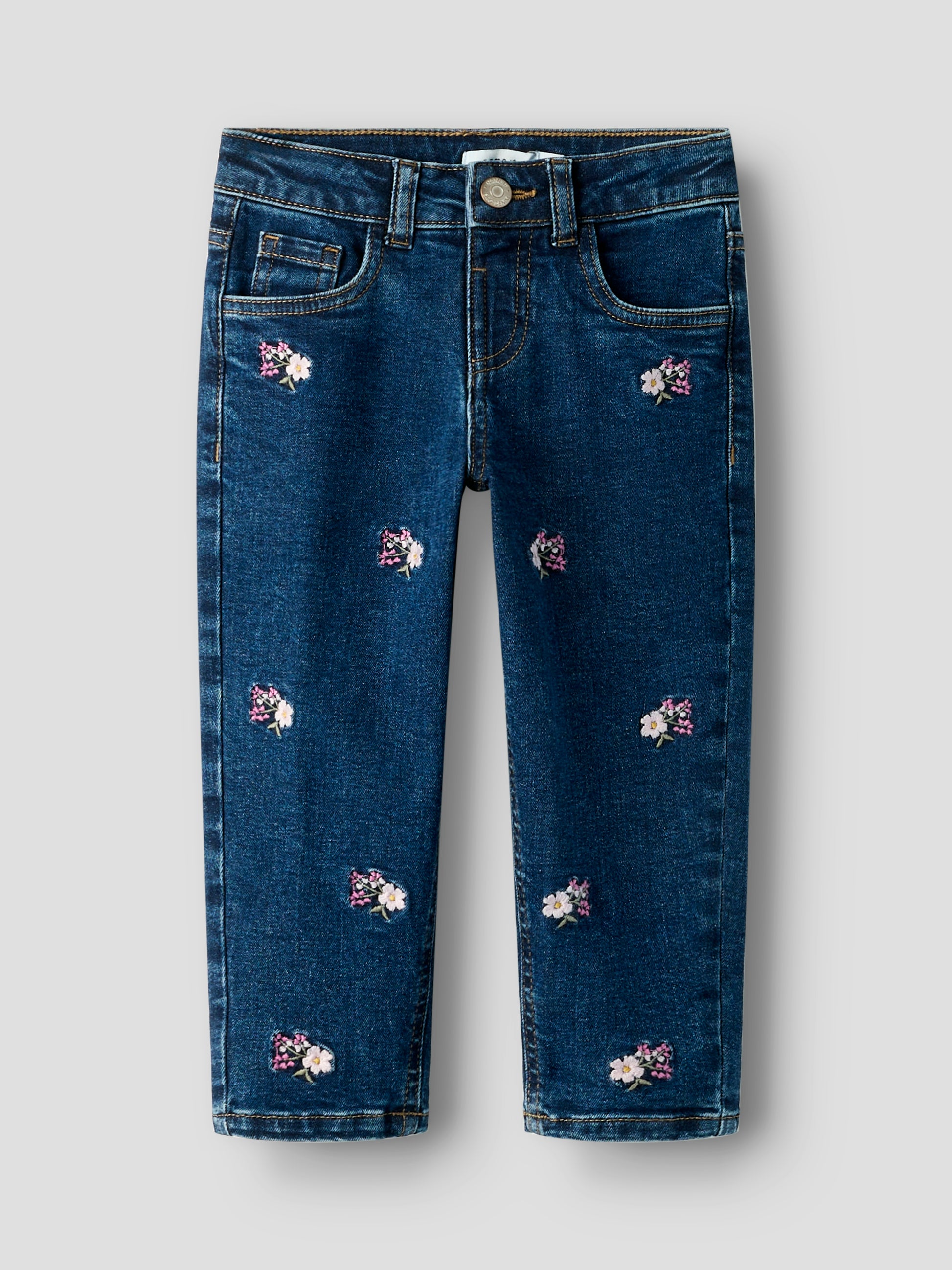 Detailaufnahme der Blumenstickerei auf blauer Stretch Denim Jeans von NAME IT, erhältlich im Bärechind Winterthur, Zürich Schweiz.