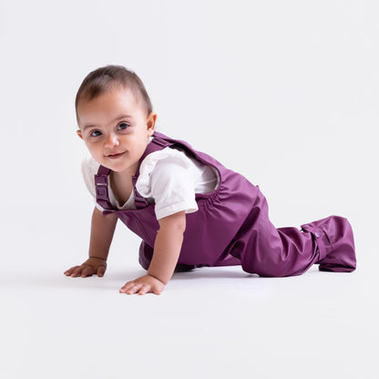 Baby krabbelnd mit BMS BabyBuddy Regenhose in Lila für Babys von 6 bis 18 Monaten