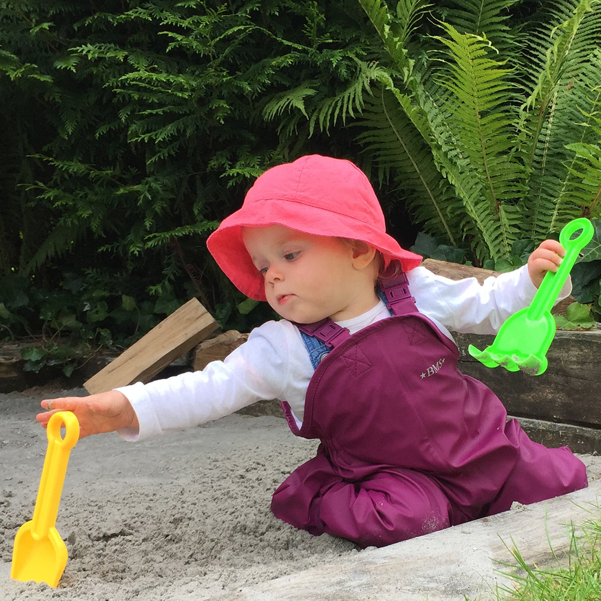 Lila BMS BabyBuddy Buddelhose für Babys und Kleinkinder beim Outdoor Spielen im Sandkasten