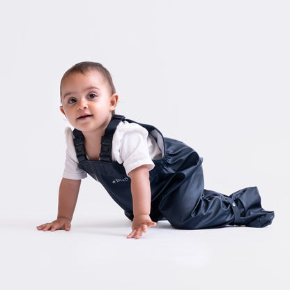 Krabbelndes Baby mit wasserdichtem BMS BabyBuddy Navy Overall