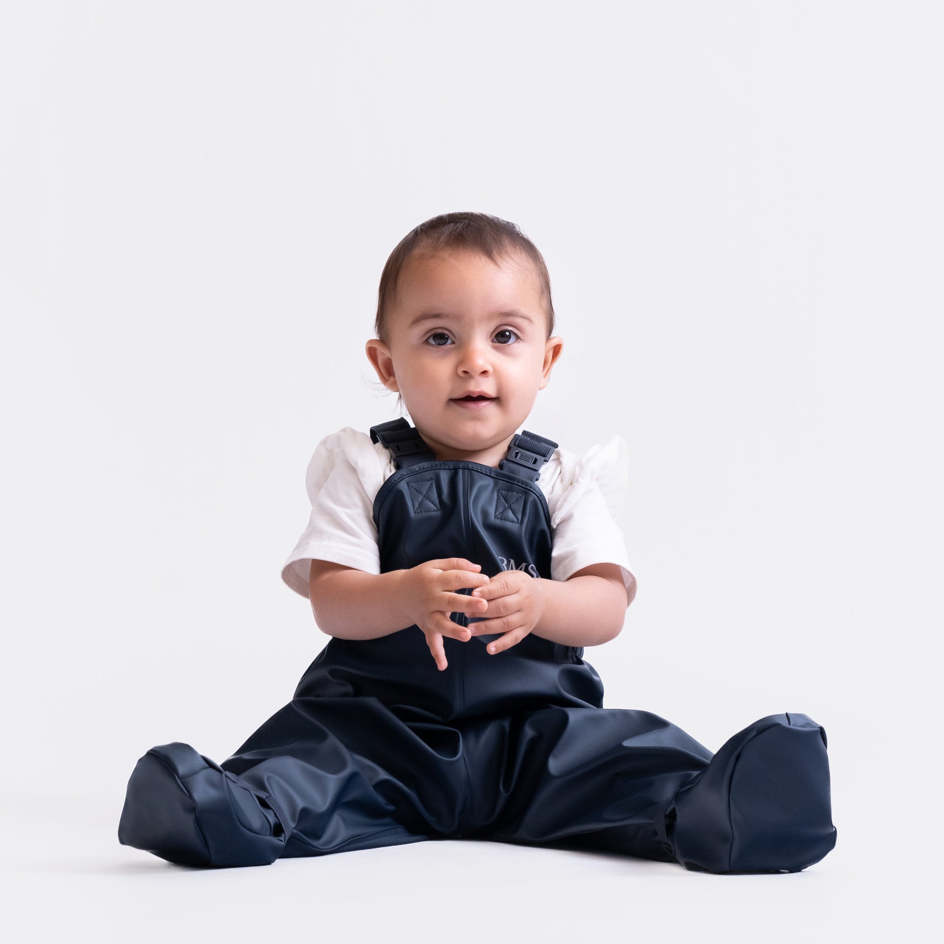 Baby trägt den BMS BabyBuddy Navy beim Sitzen und Spielen
