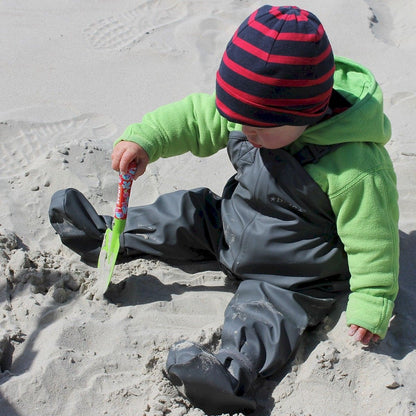 Kind mit BMS BabyBuddy Navy Regenhose beim Spielen im Sand