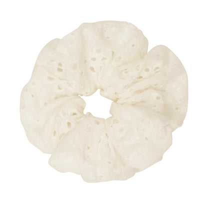 Giant Broderie Anglaise Scrunchie von Mimi & Lula – elegantes, übergrosses Haargummi in neutralem Design, erhältlich in Winterthur, Zürich, Schweiz.