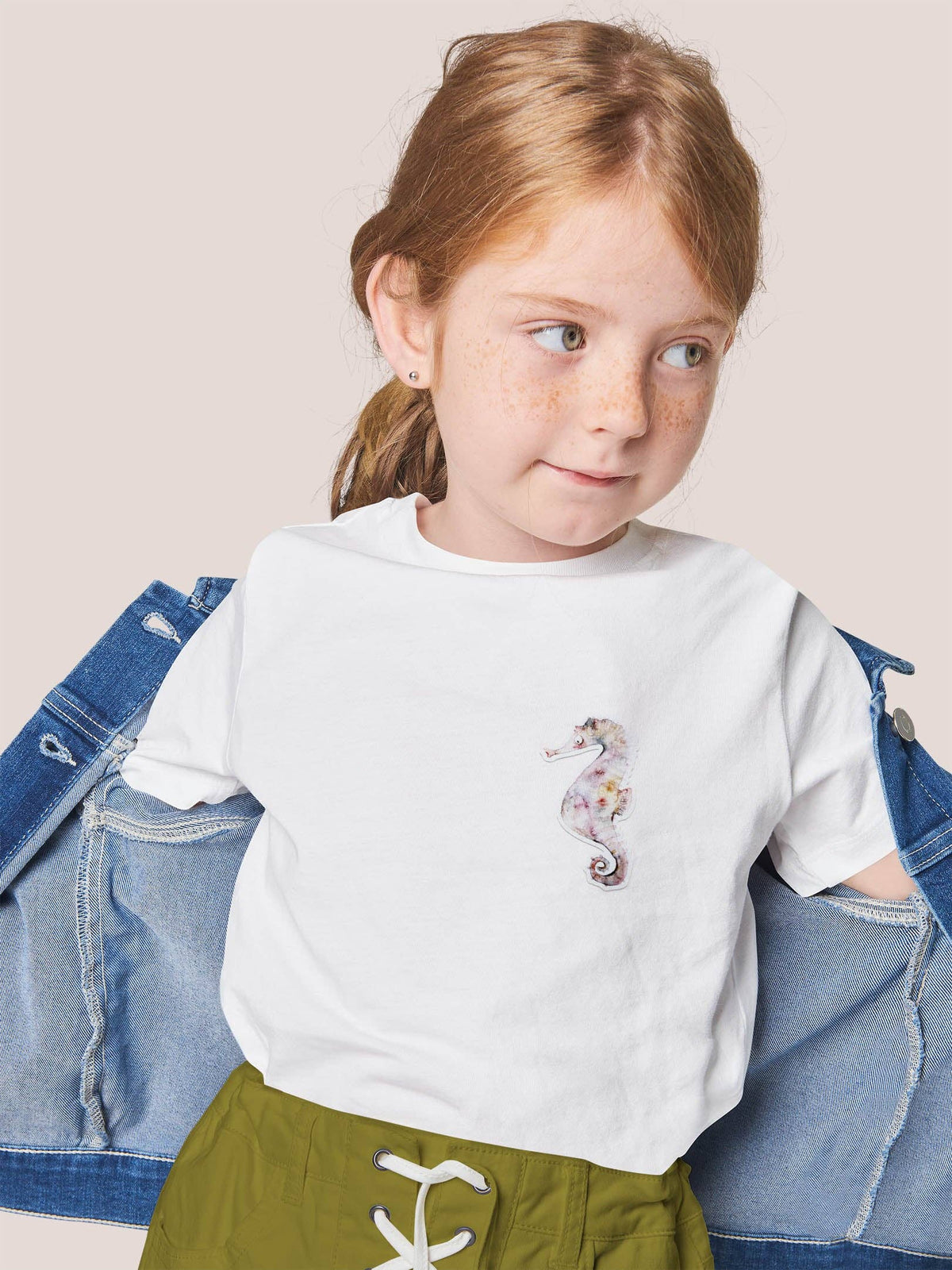 Getragenes Seepferdchen-Bügelbild von Halfbird auf Kinderkleidung – sanft & robust