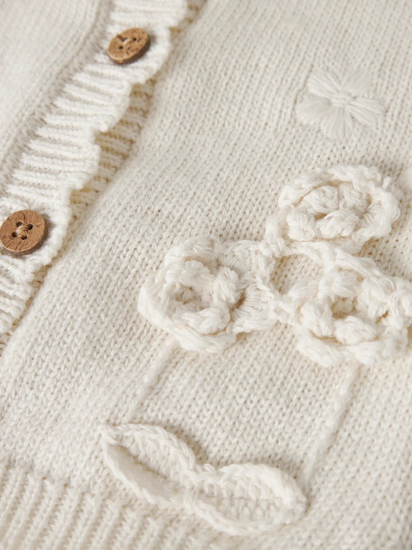 Detailansicht Blumenapplikationen und Knöpfe am Strickcardigan von Lil’ Atelier im Bärechind Winterthur Zürich Schweiz