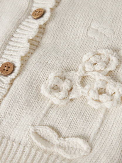 Detailansicht Blumenapplikationen und Knöpfe am Strickcardigan von Lil’ Atelier im Bärechind Winterthur Zürich Schweiz