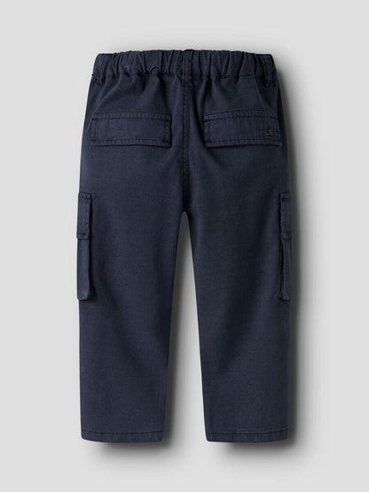 Rückansicht einer navyfarbenen NAME IT Kinder Cargo-Hose, Bärechind Winterthur Zürich Schweiz.