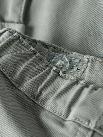 Shadow-graue NAME IT Kinder Cargo-Hose aus TENCEL™, Detail, erhältlich bei Bärechind Winterthur Zürich Schweiz.