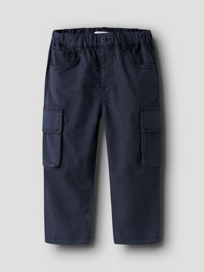 Navyfarbene NAME IT Kinder Cargo-Hose aus TENCEL™, erhältlich bei Bärechind Winterthur Zürich Schweiz.