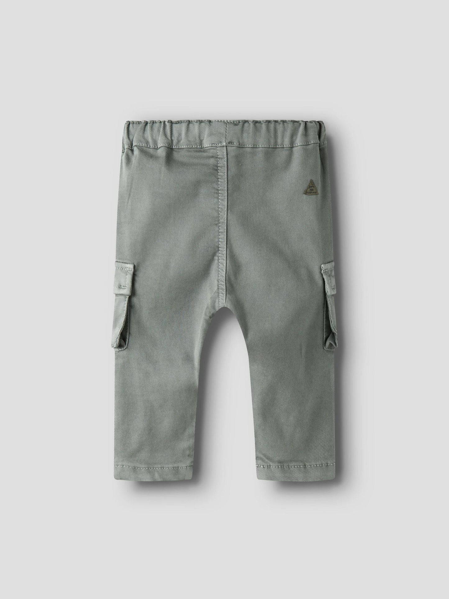 Shadow-graue NAME IT Kinder Cargo-Hose aus TENCEL™, Rückseite, erhältlich bei Bärechind Winterthur Zürich Schweiz.