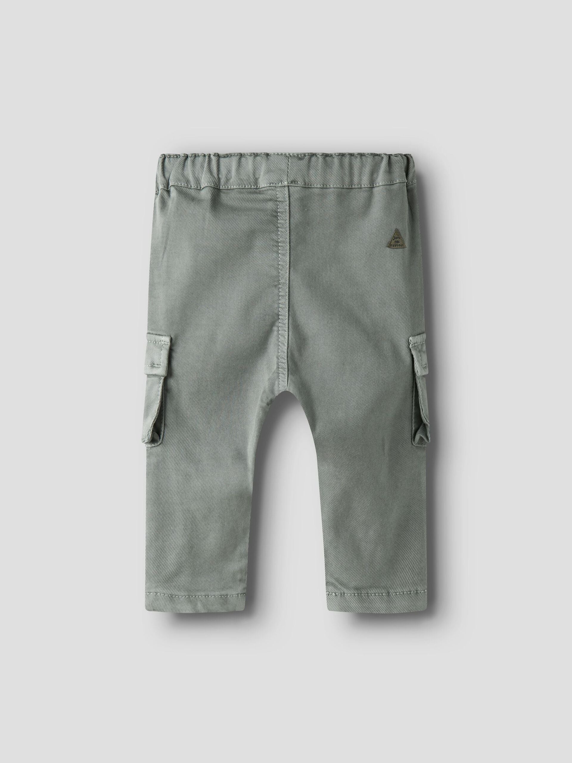 Shadow-graue NAME IT Kinder Cargo-Hose aus TENCEL™, Rückseite, erhältlich bei Bärechind Winterthur Zürich Schweiz.