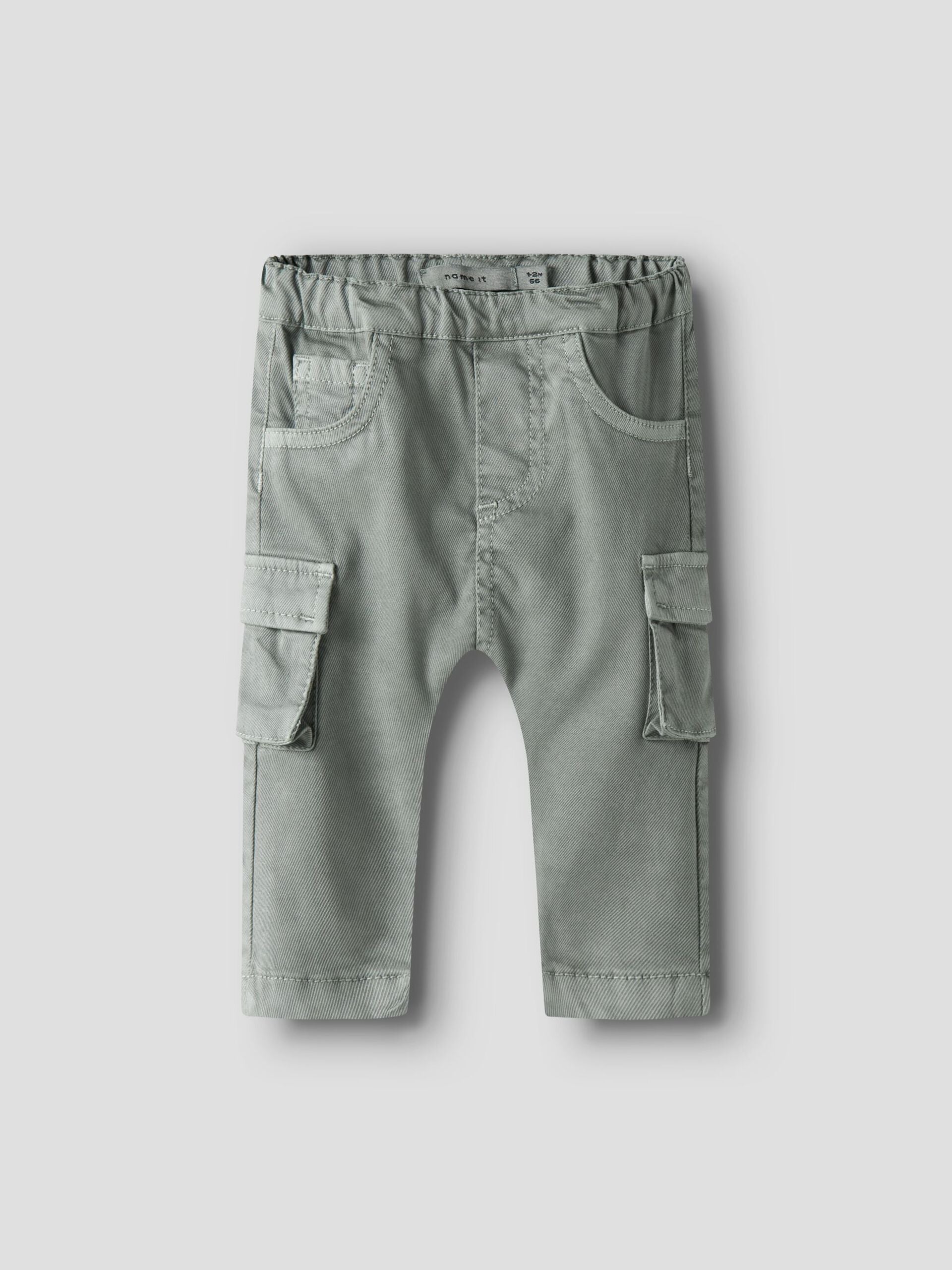 Shadow-graue NAME IT Kinder Cargo-Hose aus TENCEL™, erhältlich bei Bärechind Winterthur Zürich Schweiz.