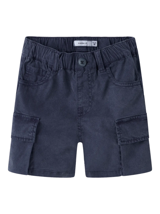 Dunkelblaue Cargo Shorts aus Baumwolle für Kinder von NAME IT, erhältlich im Bärechind Kinderladen Winterthur Zürich Schweiz