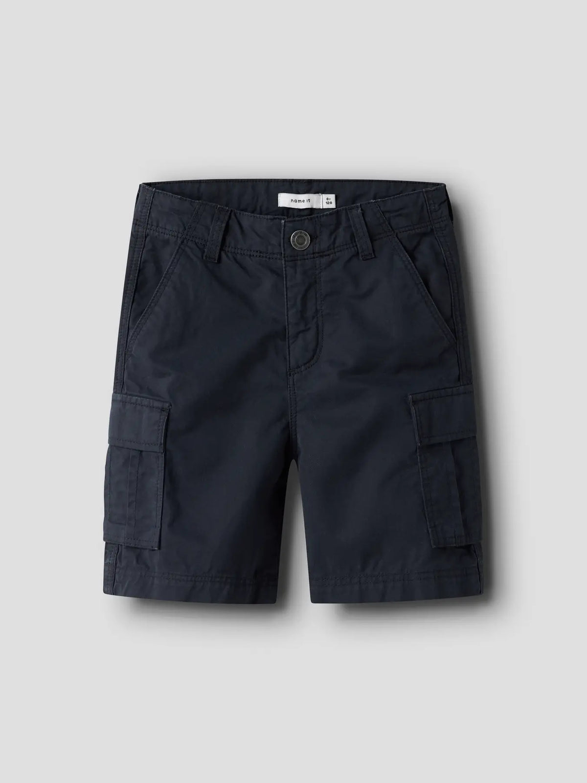 Dunkelblaue Cargoshorts aus Baumwolle mit Taschen, erhältlich bei Bärechind in Winterthur, Zürich, Schweiz