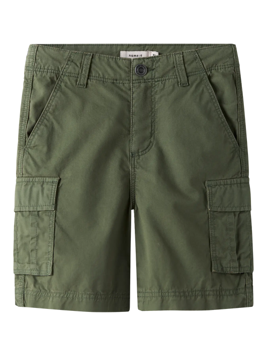 Olivgrüne Cargoshorts aus Baumwolle mit Seitentaschen, erhältlich bei Bärechind in Winterthur, Zürich, Schweiz