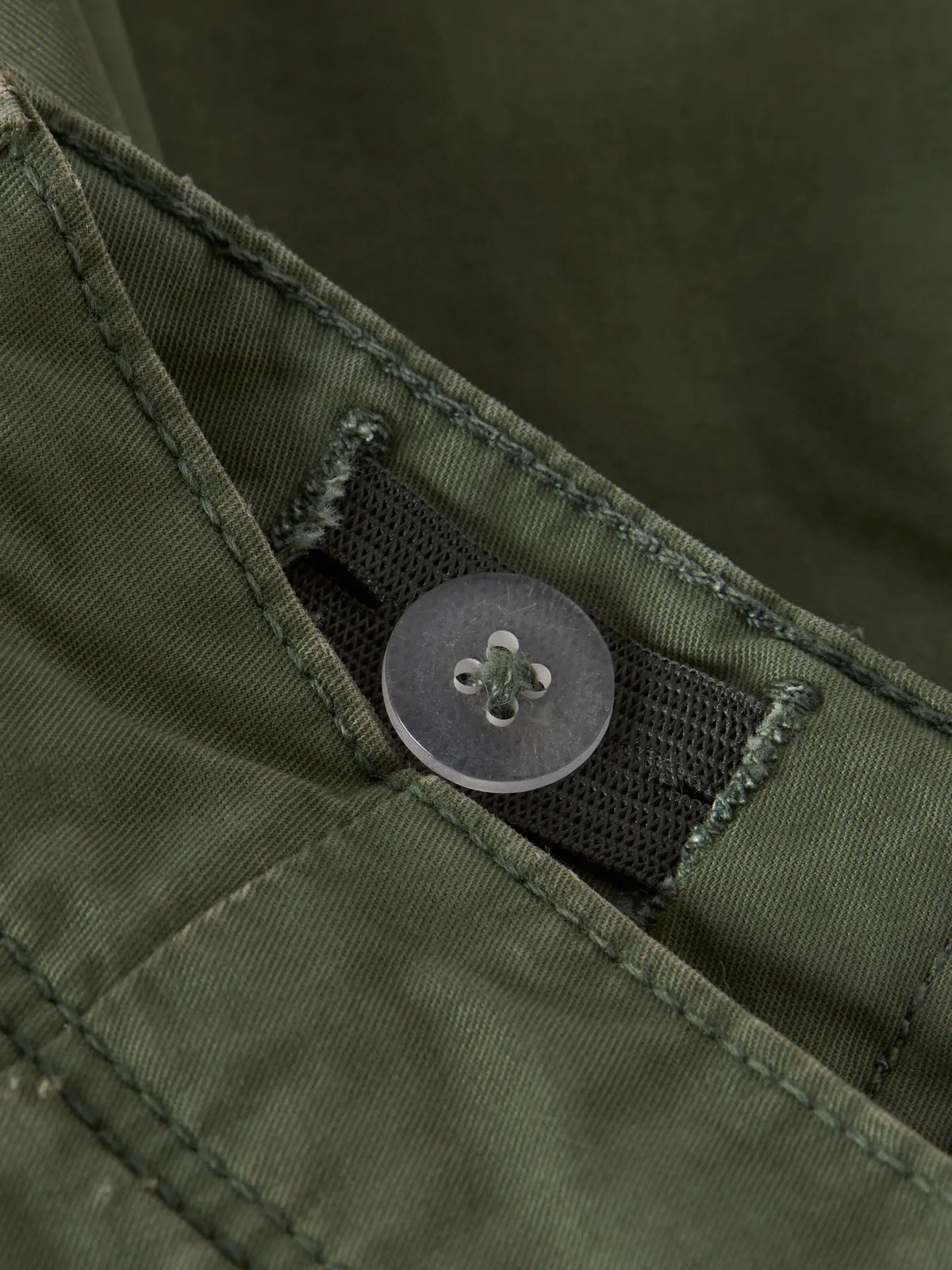 Detailaufnahme Tasche mit Knopf bei olivgrünen Cargoshorts von Bärechind Winterthur, Zürich, Schweiz