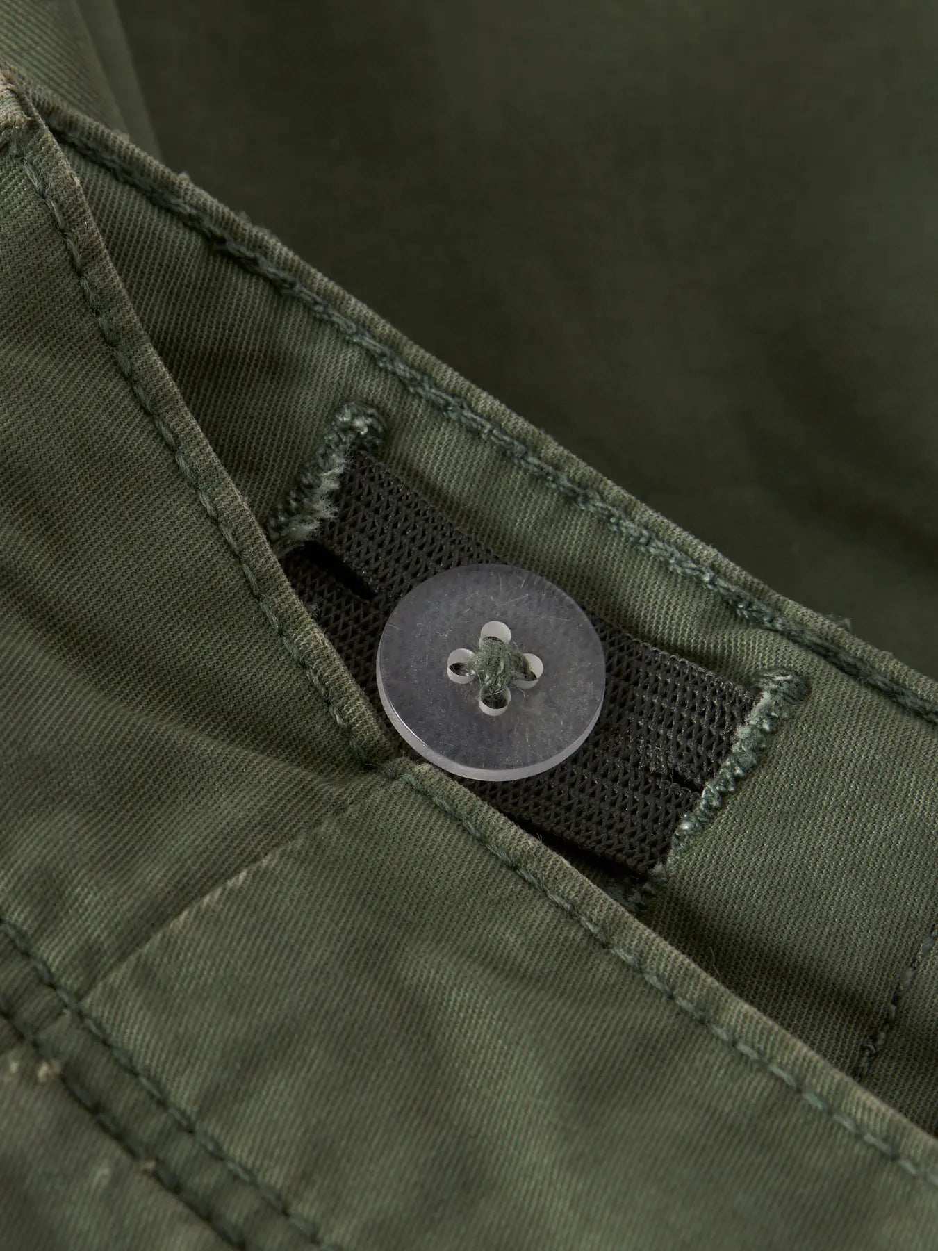 Detailaufnahme Tasche mit Knopf bei olivgrünen Cargoshorts von Bärechind Winterthur, Zürich, Schweiz