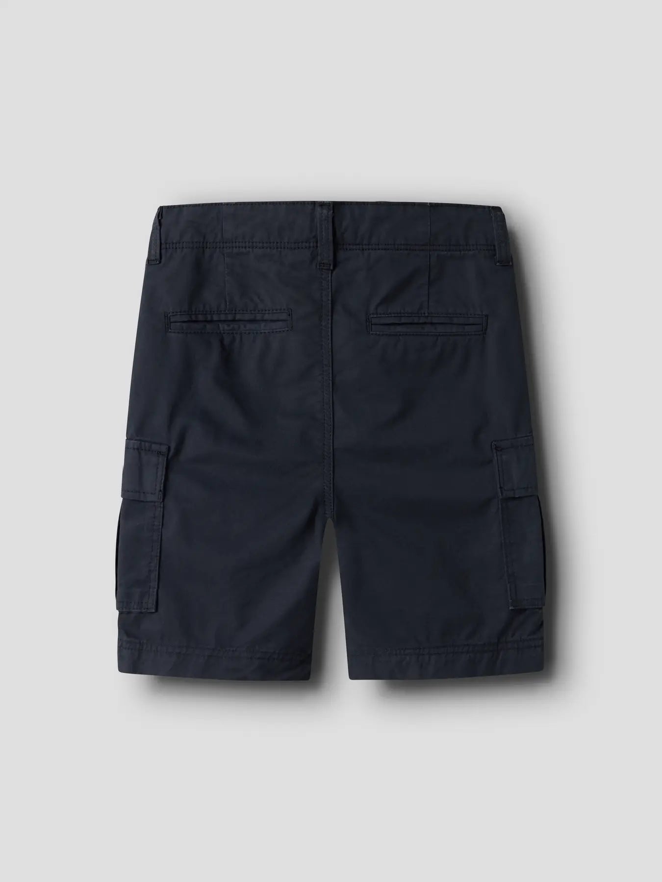 Rückansicht von dunkelblauen Kinder Cargoshorts aus Baumwolle bei Bärechind Winterthur, Zürich, Schweiz