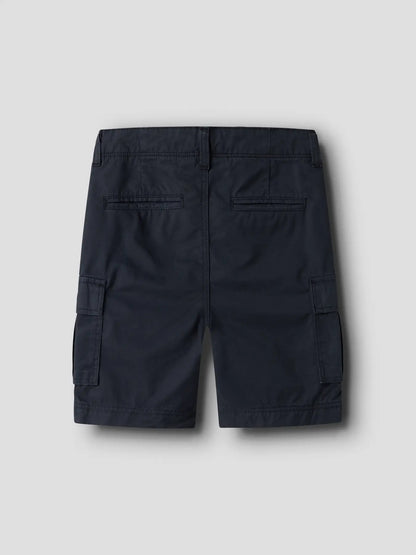Rückansicht von dunkelblauen Kinder Cargoshorts aus Baumwolle bei Bärechind Winterthur, Zürich, Schweiz