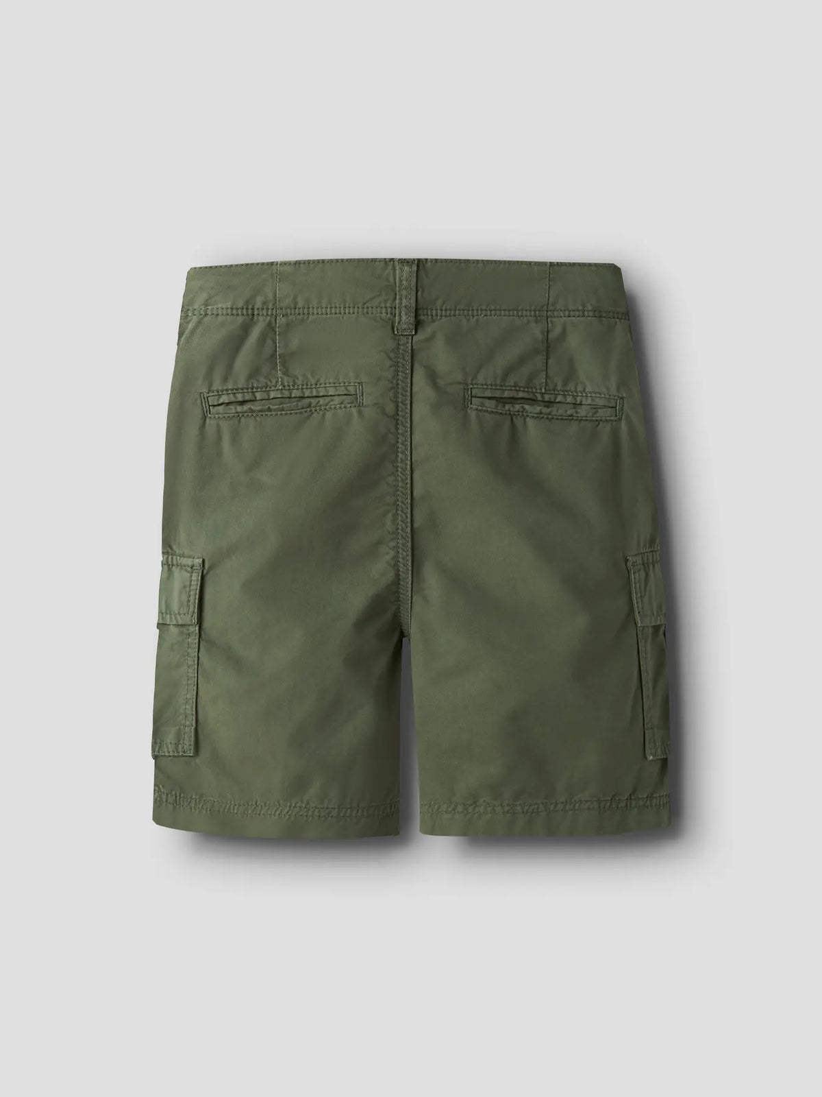 Rückansicht von olivgrünen Kinder Cargoshorts aus Baumwolle bei Bärechind Winterthur, Zürich, Schweiz