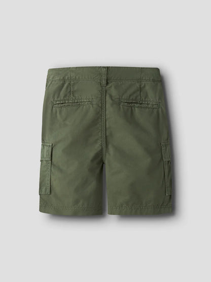 Rückansicht von olivgrünen Kinder Cargoshorts aus Baumwolle bei Bärechind Winterthur, Zürich, Schweiz