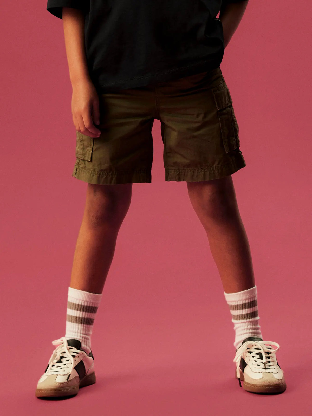 Kind trägt olivgrüne Cargoshorts mit Taschen von Bärechind Winterthur, Zürich, Schweiz