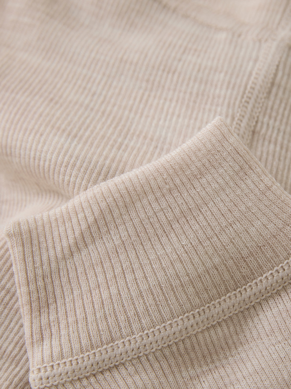 Detail der CeLaVi Baby Leggings aus Wolle – Farbe Rose Dust, erhältlich im Bärechind in Winterthur, Zürich, Schweiz.